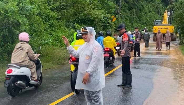 Polisi Terapkan Sistem Buka-Tutup di Jalur Taliwang–Jereweh, Material Longsor Dibersihkan dengan Dua Excavator