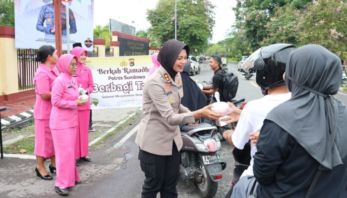 Wujud Kepedulian di Bulan Suci, Kapolres Sumbawa Pimpin Langsung Pembagian Takjil Berkah Ramadhan