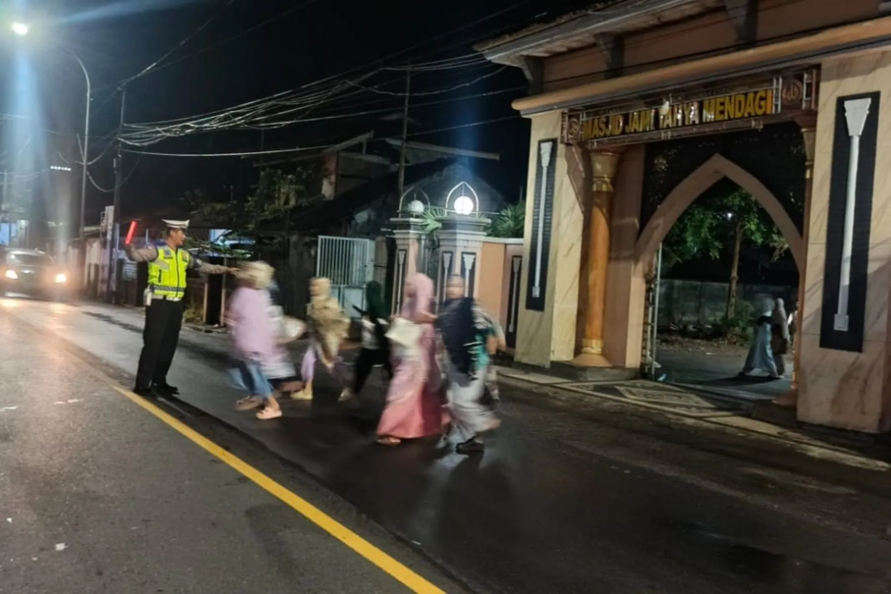 Pengamanan Sholat Tarawih di Masjid Jami Yahya Mendagi NTB