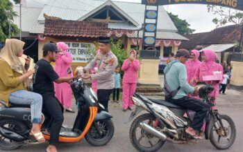 Semangat Berbagi di Bulan Suci, Polsek Empang dan Bhayangkari Salurkan Takjil kepada Masyarakat