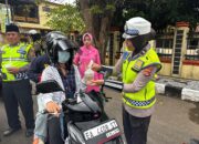 Berbagi Berkah di Jalan Raya, Sat Lantas Polres Dompu Tebar Takjil dan Edukasi Keselamatan