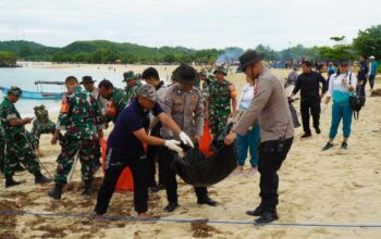 Polres Loteng Bersama TNI dan Pemda Gelar Aksi Bersih Lingkungan Pantai Aan. ‎