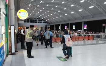 Polres Loteng Tingkatkan Pengamanan di Bandara Bizam Jelang Libur Lebaran. ‎ ‎