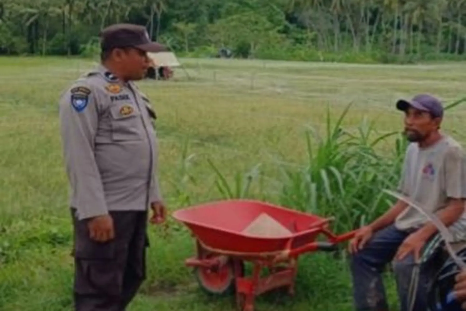 Momen Hangat Polisi dan Petani di Giri Tembesi: Sinergi Kuat Wujudkan Kemandirian Pangan dari Desa