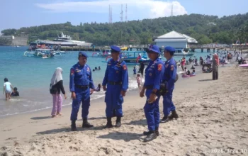 Ribuan Wisatawan Padati Pantai Batu Layar, Sat Polairud Polres Lombok Barat Siaga Penuh Amankan Lebaran Ketupat