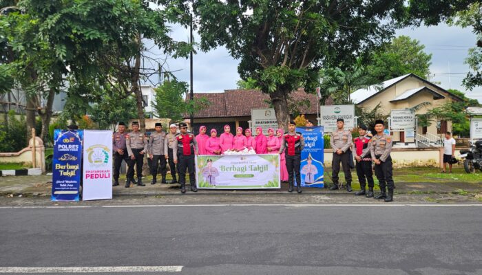 Polres Lombok Timur Rutin Bagikan Takjil, Wujud Kepedulian di Bulan Ramadhan