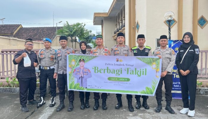 Polres Lombok Timur Rutin Bagi Takjil, Pererat Hubungan dengan Masyarakat