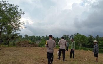 Bhabinkamtibmas Desa Jenghik Cek Lahan  Tanam Jagung Warga Binaan