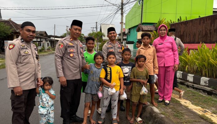 Tebar Kebaikan di Bulan Suci, Polsek Labuan Badas dan Bhayangkari Bagikan Takjil untuk Pengguna Jalan