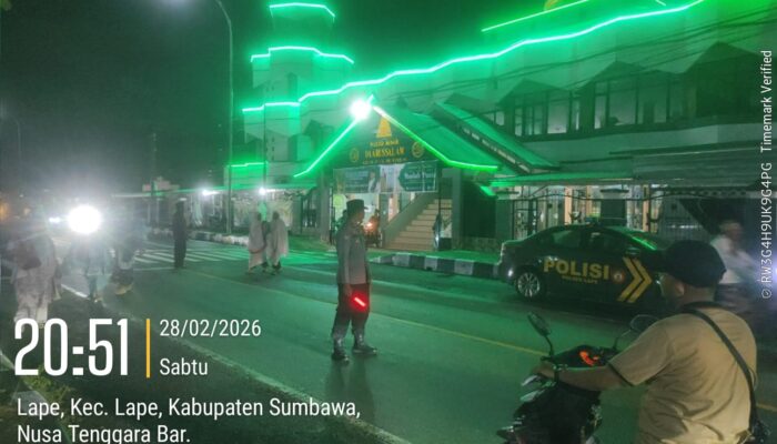 Wujudkan Kekhusyukan Ibadah, Personel Polsek Lape Amankan Shalat Tarawih di Masjid Besar Darussalam