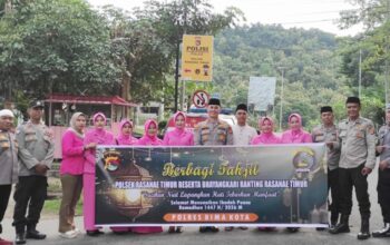 Polsek Rasanae Timur dan Bhayangkari Berbagi Takjil, Sampaikan Imbauan Tertib Lalu Lintas Secara Humanis