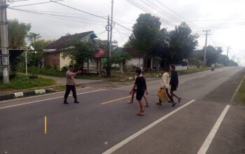 Polsek Lape Laksanakan Giat Strong Point Pagi Guna Pastikan Keamanan Pengguna Jalan