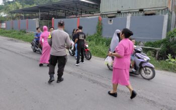 Polsek Maluk Berbagi Takjil, Wujud Hangat Bersama Masyarakat