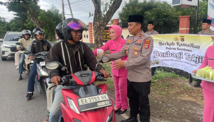 Pererat Tali Silaturahmi, Polsek Rhee Gelar Aksi Berbagi Takjil dan Buka Puasa Bersama Keluarga Besar