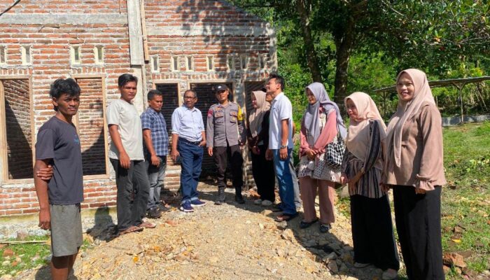 **Bhabinkamtibmas Desa Lamusung Dampingi Monitoring Pembangunan RTLH, Wujud Sinergi Warga dan Pemerintah**