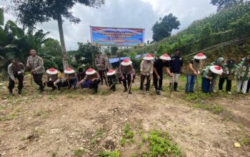 Hari Pertama di Bima, Kapolres AKBP Mubiarto Banu Kristanto Langsung Pimpin Penanaman Jagung Serentak