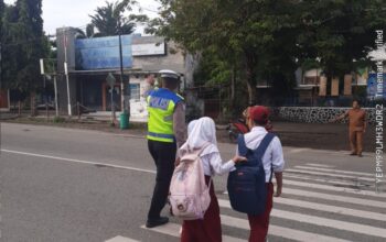 Sat Lantas Polres Bima Kota Laksanakan Rawan Pagi, Bantu Anak Sekolah Menyeberang Jalan