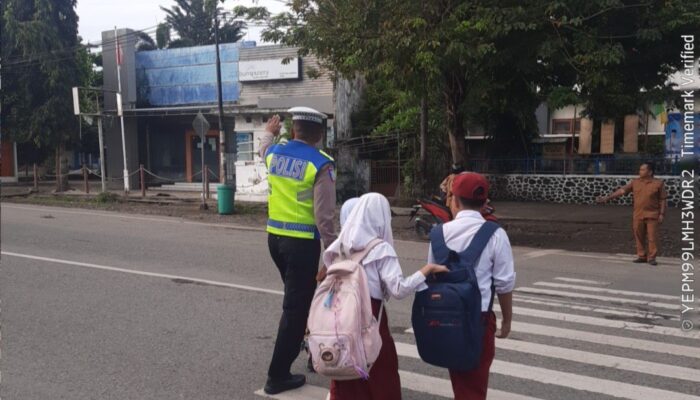 Sat Lantas Polres Bima Kota Laksanakan Rawan Pagi, Bantu Anak Sekolah Menyeberang Jalan