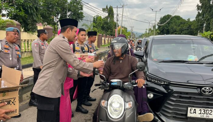 Kapolres Bima Kota Bersama Ketua Bhayangkari Cabang Bima Kota Berbagi Takjil kepada Masyarakat