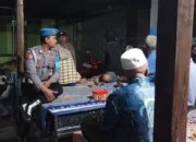 Lombok Barat, NTB - Dalam rangka memelihara situasi keamanan dan ketertiban masyarakat (Kamtibmas) yang kondusif, jajaran Kepolisian Sektor (Polsek) Lembar konsisten melaksanakan kegiatan rutin yang ditingkatkan melalui patroli dialogis. Langkah preventif ini menyasar sejumlah titik rawan dan area pemukiman padat penduduk guna mengantisipasi potensi tindak kriminalitas maupun gangguan sosial lainnya di wilayah hukum Polres Lombok Barat. Pada Senin malam, 09 Maret 2026, intensitas pengamanan difokuskan di kawasan perumahan dan titik kumpul warga, khususnya di Dusun Baru Samban, Desa Lembar Selatan, Kecamatan Lembar. Kegiatan yang dimulai pada pukul 23.00 WITA ini melibatkan personel piket yang terjun langsung menyapa masyarakat guna memberikan rasa aman di tengah waktu istirahat malam. Komitmen Polri dalam Menjamin Keamanan Masyarakat Kapolres Lombok Barat, Polda NTB, AKBP Yasmara Harahap, S.I.K., M.Si., melalui Kapolsek Lembar, Ipda Ruslan, S.H., menegaskan bahwa patroli KRYD (Kegiatan Rutin Yang Ditingkatkan) merupakan instrumen penting bagi kepolisian untuk mendeteksi dini potensi gangguan keamanan. Kehadiran polisi di lapangan pada jam-jam rawan diharapkan mampu mempersempit ruang gerak pelaku kejahatan, seperti pencurian dengan pemberatan (Curat), pencurian dengan kekerasan (Curas), dan pencurian kendaraan bermotor (Curanmor). "Kami terus berkomitmen untuk hadir di tengah masyarakat, terutama pada jam istirahat malam, guna memastikan tidak ada celah bagi gangguan keamanan. Melalui patroli dialogis ini, personel kami tidak hanya sekadar melintas, tetapi juga membangun komunikasi dua arah dengan warga yang masih beraktivitas di luar rumah," ujar Ipda Ruslan, S.H. dalam keterangannya. Beliau menambahkan bahwa stabilitas keamanan di wilayah Lembar merupakan prioritas utama, mengingat wilayah ini juga menjadi salah satu gerbang penting transportasi di Kabupaten Lombok Barat. Dengan terciptanya situasi yang aman, masyarakat dapat beraktivitas dan beristirahat tanpa diselimuti rasa khawatir. Pelaksanaan Patroli Dialogis dan Himbauan Kamtibmas Operasi malam tersebut dilaksanakan secara mobile oleh tim yang terdiri dari Aipda I Wayan Sandiarta, Aipda I Gede Sadar, dan Brigadir Jumawan Hadi. Para personel menyisir jalanan desa hingga masuk ke area perumahan di Dusun Baru Samban. Dalam pelaksanaannya, petugas menemukan beberapa kelompok pemuda dan warga yang masih berkerumun di pos ronda maupun di pinggir jalan. Alih-alih memberikan tindakan represif, petugas mengedepankan pendekatan humanis melalui dialog. Petugas memberikan edukasi mengenai pentingnya menjaga kewaspadaan lingkungan secara mandiri dan saling mengingatkan antar tetangga jika melihat hal-hal yang mencurigakan. "Kami menghimbau masyarakat yang masih berkumpul untuk selalu menjaga kamtibmas guna antisipasi hal-hal yang merugikan serta mengganggu stabilitas keamanan. Kami juga mengingatkan agar warga tetap waspada terhadap kendaraan bermotor yang diparkir dan memastikan pintu rumah sudah terkunci dengan benar sebelum beristirahat," ungkap Ipda Ruslan menyampaikan arahan personel di lapangan. Edukasi semacam ini dinilai efektif karena masyarakat merasa dirangkul sebagai mitra kepolisian dalam menjaga keamanan lingkungan. Respon masyarakat di Desa Lembar Selatan pun sejauh ini sangat positif terhadap kehadiran petugas patroli di wilayah mereka. Hasil Pemantauan Wilayah Hukum Polsek Lembar Berdasarkan laporan hasil kegiatan yang berlangsung hingga dini hari tersebut, situasi di wilayah Dusun Baru Samban dan sekitarnya terpantau dalam keadaan aman, lancar, dan kondusif. Tidak ditemukan adanya kejadian menonjol maupun gangguan nyata yang meresahkan warga. Arus lalu lintas di seputaran wilayah hukum Polsek Lembar juga dilaporkan tetap terkendali. Pihak kepolisian berharap agar sinergitas antara Polri dan masyarakat terus diperkuat melalui pengaktifan kembali sistem keamanan lingkungan (Siskamling) di tingkat dusun. Dengan adanya kerja sama yang solid, segala bentuk potensi konflik maupun tindak pidana dapat dicegah lebih awal. Patroli KRYD ini dipastikan akan terus berlanjut secara rutin dengan jadwal dan sasaran lokasi yang dinamis mengikuti perkembangan situasi di lapangan.
