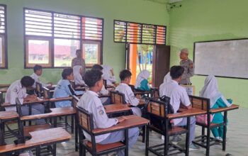“Police Go to School” Satbinamas Polres Bima Kabupaten Sosialisasi Bijak Dalam Bermedsos di SMAN I Woha