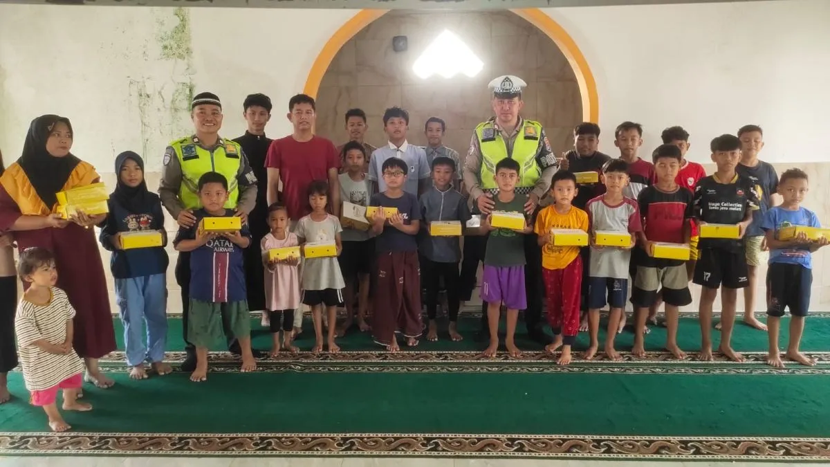 Kapolres Lombok Barat Salurkan Bingkisan untuk Anak Yatim