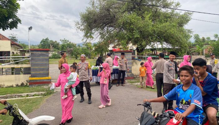 Ramadan Penuh Berkah, Polsek Kilo dan Bhayangkari Berbagi Takjil di Depan Mako