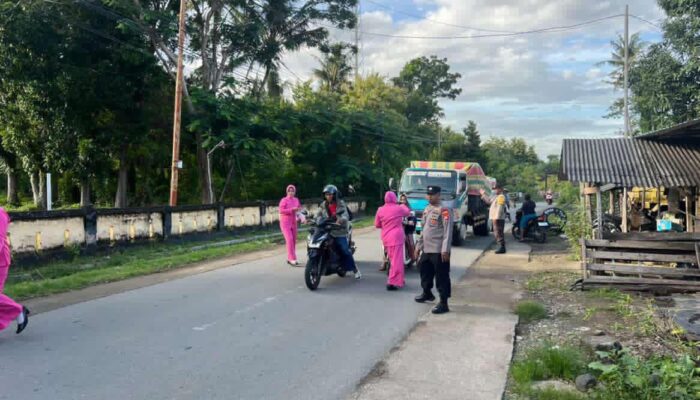 Polsek Moyo Hulu Bersama Bhayangkari Bagikan 100 Paket Takjil di Jalur Sumbawa-Lunyuk  
