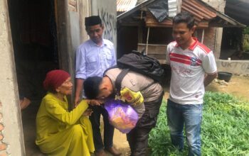 “Polri Untuk Masyarakat” Bhabinkamtibmas Polsek Woha Sambangi Lansia dan Salurkan Paket Sembako”