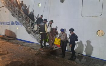 Personel Ops Ketupat Rinjani 2026 Amankan Kedatangan Kapal KM AWU di Pelabuhan Bima