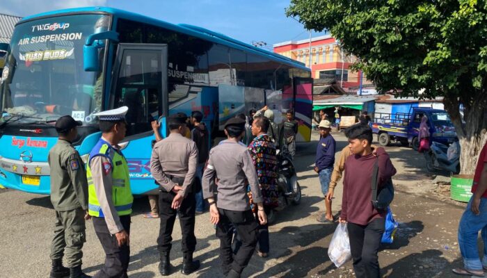 Personel Ops Ketupat Rinjani 2026 Pos Pelayanan Terminal Dara Laksanakan Pengamanan dan Himbauan Kamtibmas kepada Pemudik