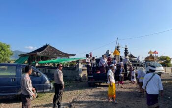 Wujud Toleransi, Personel Polsek Plampang Kawal Ritual Nyepi Umat Hindu di Pantai Boro Liang Dewa