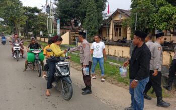 Tebar Kebaikan di Bulan Suci, Polsek Moyo Hulu Bagikan 200 Takjil di Jalur Lintas Sumbawa-Lunyuk