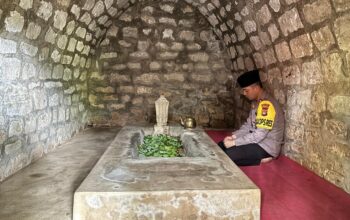 Junjung Petuah “Mbojo Dana Ma Mbari”, Kapolres Bima Kota AKBP Mubiarto Ziarah Makam Sultan di Dana Teraha