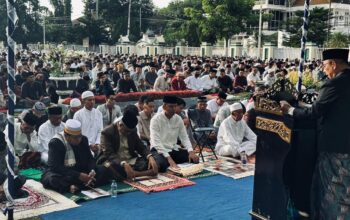 Kapolres Bima Kota Bersama Forkopimda dan Masyarakat Laksanakan Sholat Idul Fitri di Halaman Kantor Wali Kota