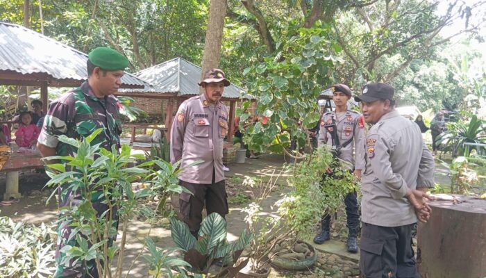 Patroli Pengamanan, Pos PAM Bolo Polres Bima Kabupaten Sita Puluhan Petasan Berbagi Jenis di Pasar Tradisional Sila