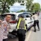 Grecep, Tidak Hanya Berjaga Petugas Pos Yan Polres Bima Kabupaten Dorong Mobil Warga Yang Mogok