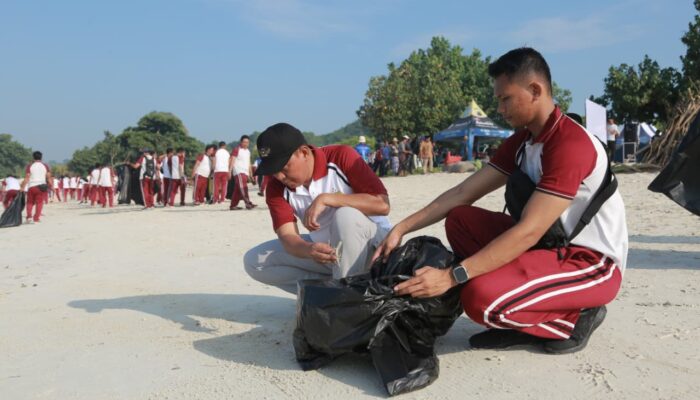 Kapolda NTB Pimpin Aksi Bersih Pantai di Tanjung Aan, Dorong Kepedulian Lingkungan