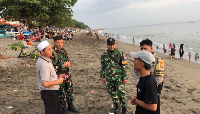 Sinergi Aparat Jaga Kemeriahan Pantai Montong Buwuh