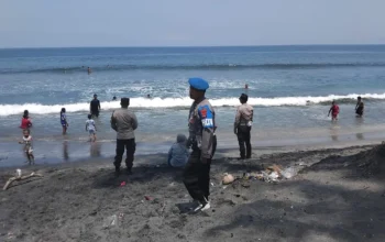 Polsek Batulayar Perketat Penjagaan Pantai Kerandangan, Pastikan Wisatawan Aman Pasca Lebaran
