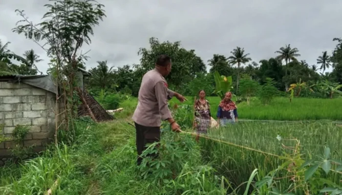 Bhabinkamtibmas Bagik Polak Barat Motivasi Petani di Dusun Jogot