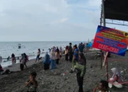 Lautan Manusia Padati Pantai Cemare, Polisi Siaga Ketat Amankan Tradisi Lebaran Topat di Lombok Barat