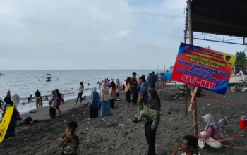 Lautan Manusia Padati Pantai Cemare, Polisi Siaga Ketat Amankan Tradisi Lebaran Topat di Lombok Barat