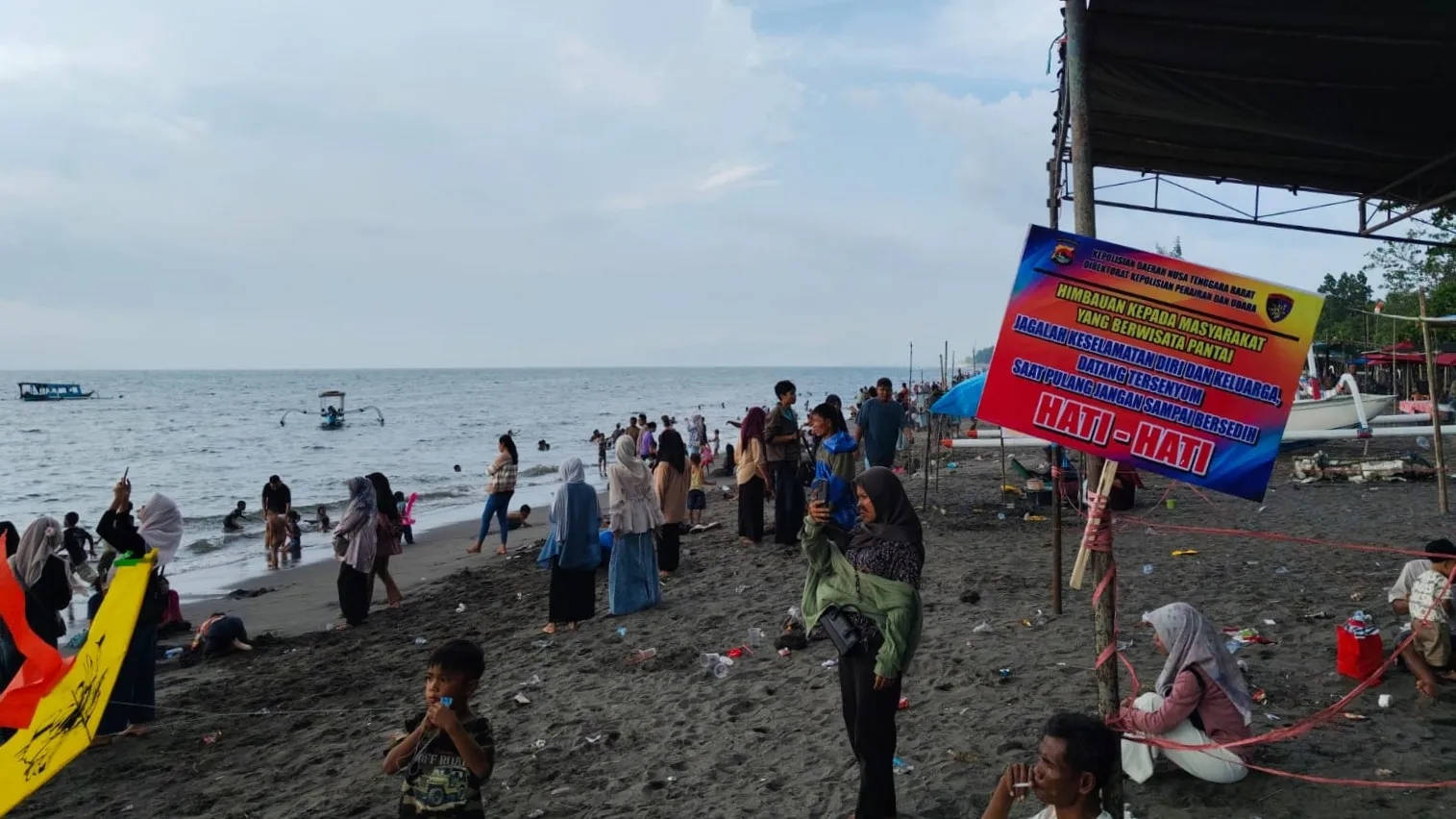 Lautan Manusia Padati Pantai Cemare, Polisi Siaga Ketat Amankan Tradisi Lebaran Topat di Lombok Barat