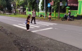 Anggota Piket Jaga Polsek Suela Laksanakan Rawan Pagi/Strong Point di Depan SDN 2 Suela