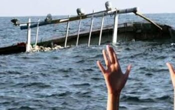 Polsek Lambu Bantu Evakuasi Korban Tenggelam di Perairan Sumi Akibat Gelombang Tinggi