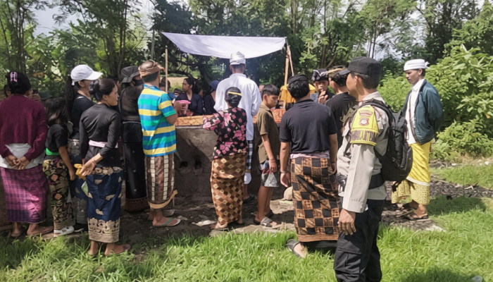 Wujud Toleransi Dan Pelayanan, Bhabinkamtibmas Labuhan Badas Kawal Prosesi kremasi Umat Hindu