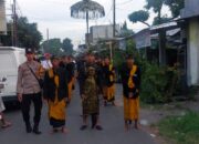 Bhabinkamtibmas Kawal Adat Nyongkolan di Terara, Pastikan Lalu Lintas Tetap Lancar