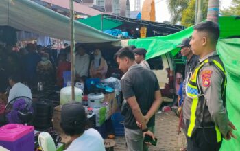 Polsek Kopang Laksanakan Patroli dan Pengaturan Lalu Lintas di Pasar Jelojok