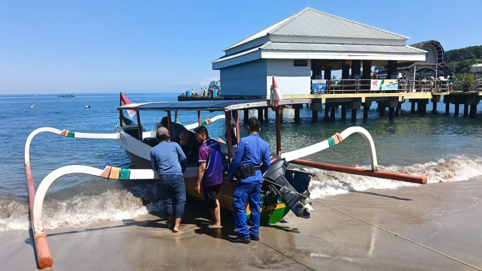 Menjaga Keamanan dan Kebersihan Destinasi Wisata, Sat Polairud Polres Lombok Barat Intensifkan Patroli di Pantai Senggigi